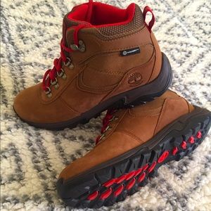 (NWOT) Timberland: Women’s Mt. Maddsen Mid Waterproof Hiking Boots size 7